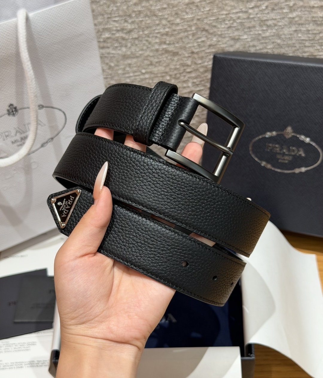 普家✨ Leather Belt 33mm 皮革腰带此款腰带设计简约精致，采用细腻皮革打造，呈现柔软自然