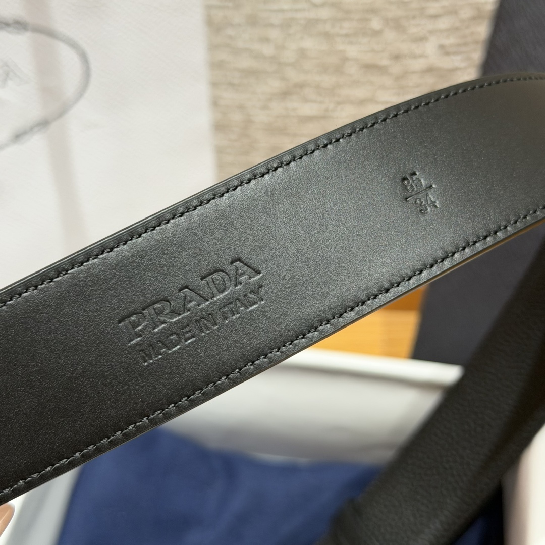 普家✨ Leather Belt 33mm 皮革腰带此款腰带设计简约精致，采用细腻皮革打造，呈现柔软自然
