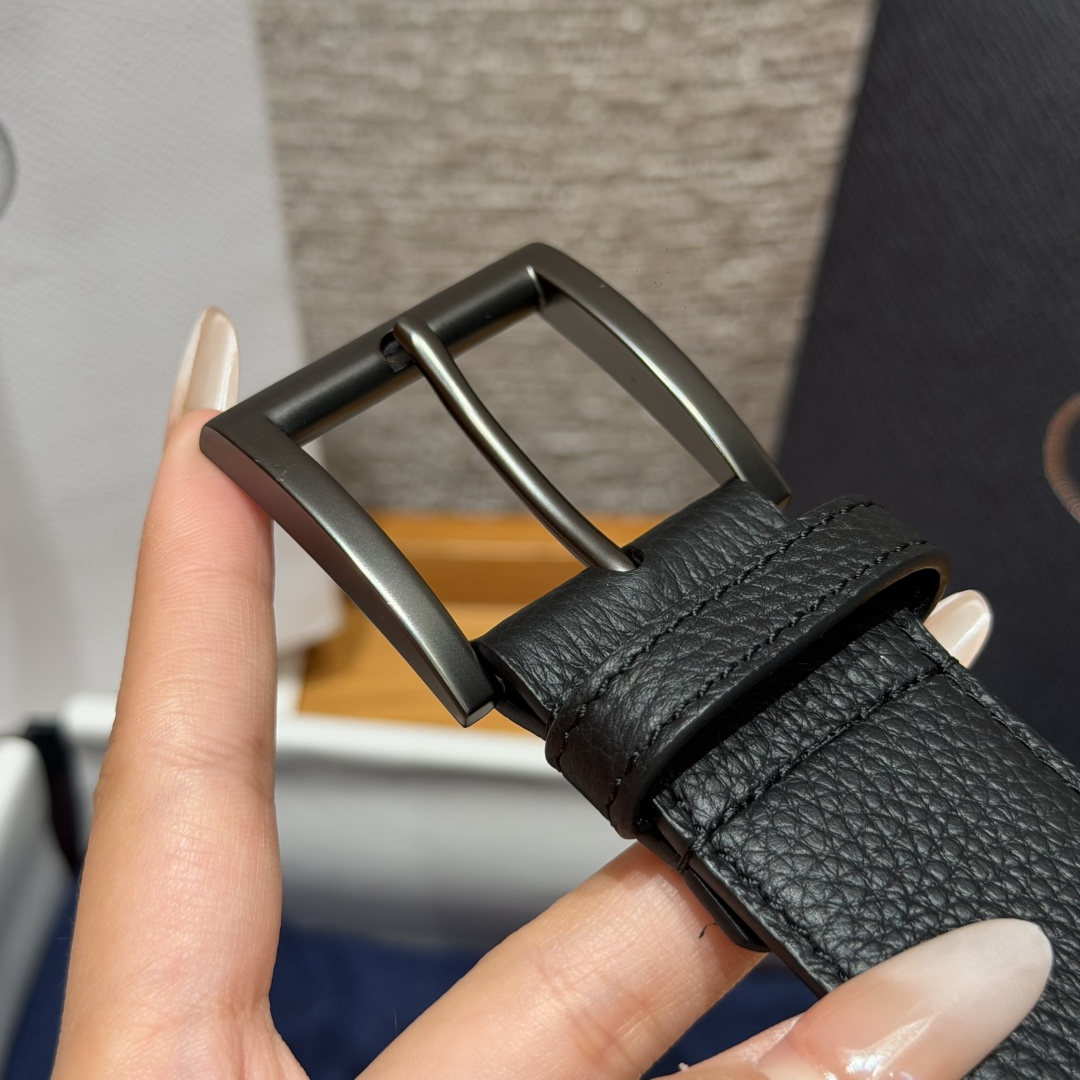 普家✨ Leather Belt 33mm 皮革腰带此款腰带设计简约精致，采用细腻皮革打造，呈现柔软自然