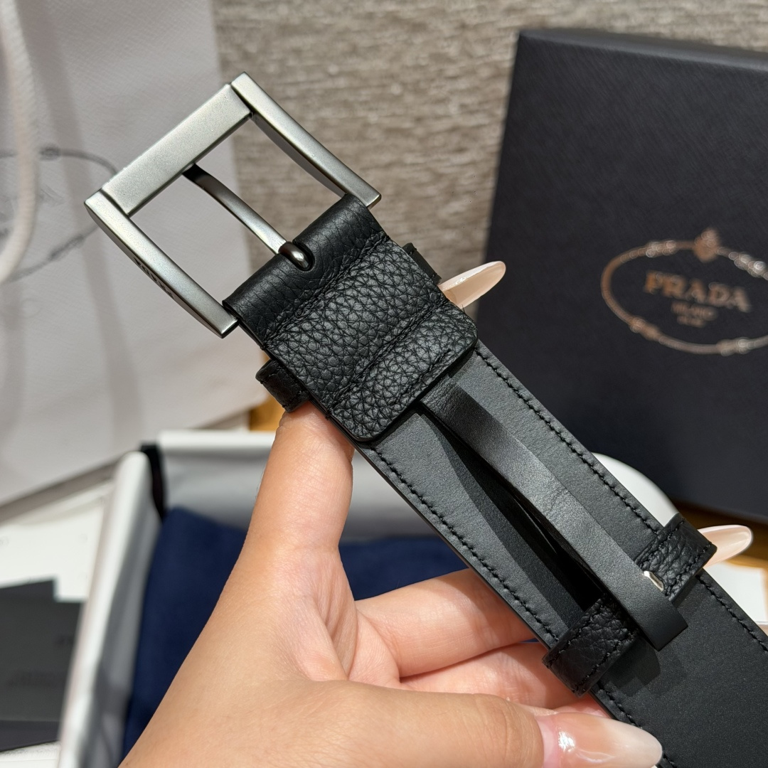 普家✨ Leather Belt 33mm 皮革腰带此款腰带设计简约精致，采用细腻皮革打造，呈现柔软自然