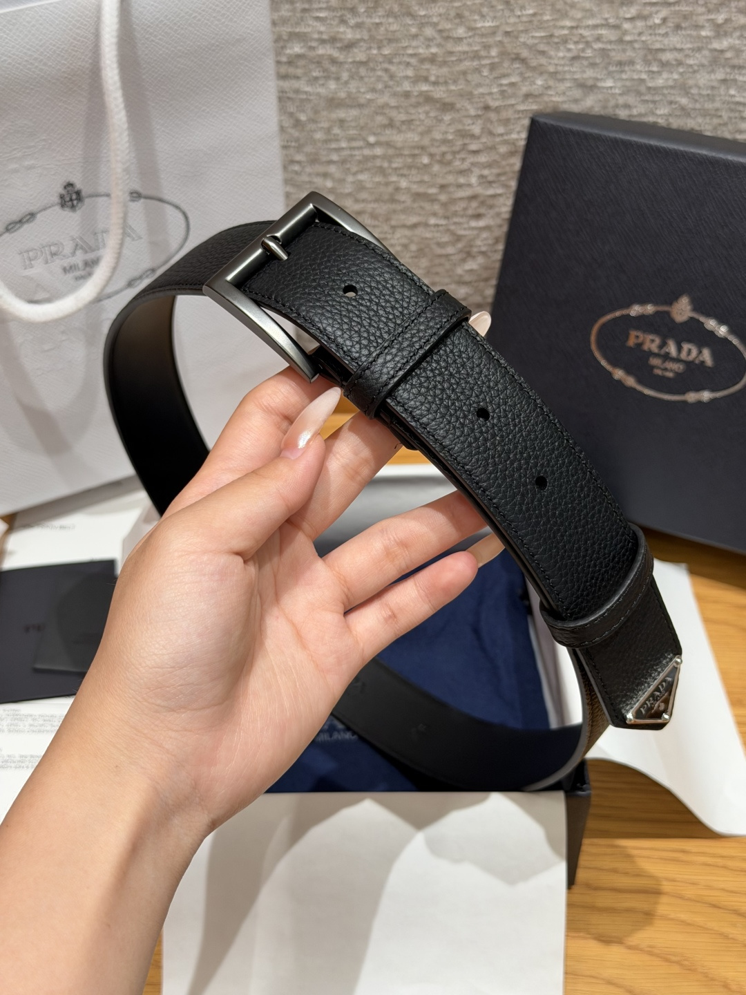 普家✨ Leather Belt 33mm 皮革腰带此款腰带设计简约精致，采用细腻皮革打造，呈现柔软自然