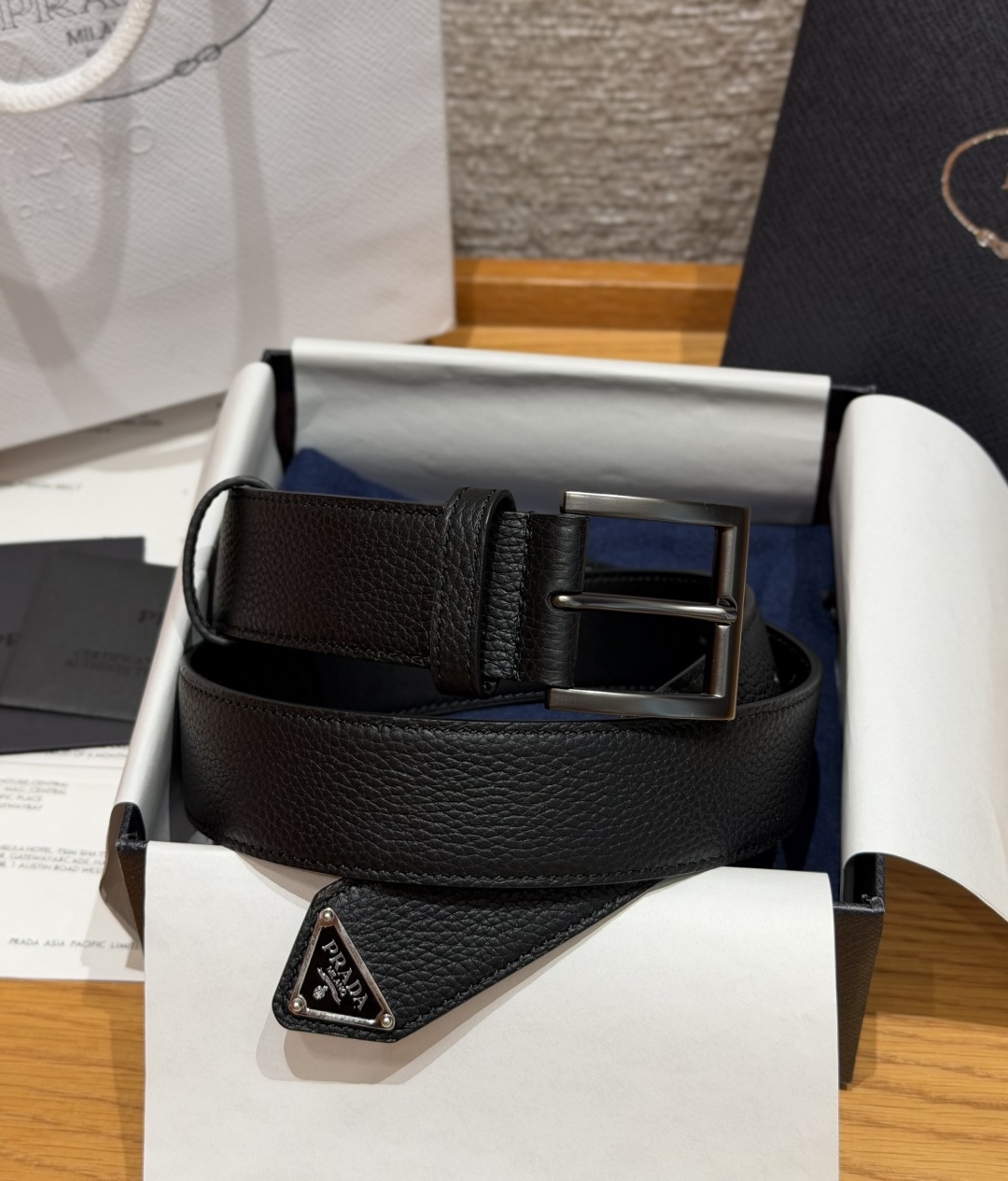 普家✨ Leather Belt 33mm 皮革腰带此款腰带设计简约精致，采用细腻皮革打造，呈现柔软自然