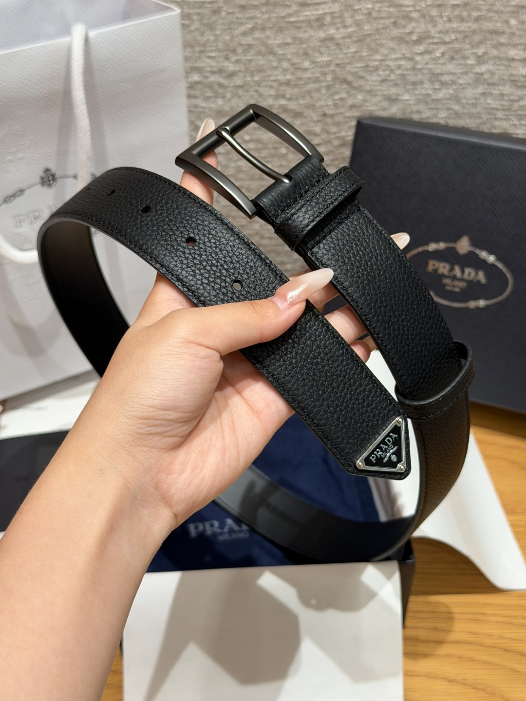 普家✨ Leather Belt 33mm 皮革腰带此款腰带设计简约精致，采用细腻皮革打造，呈现柔软自然