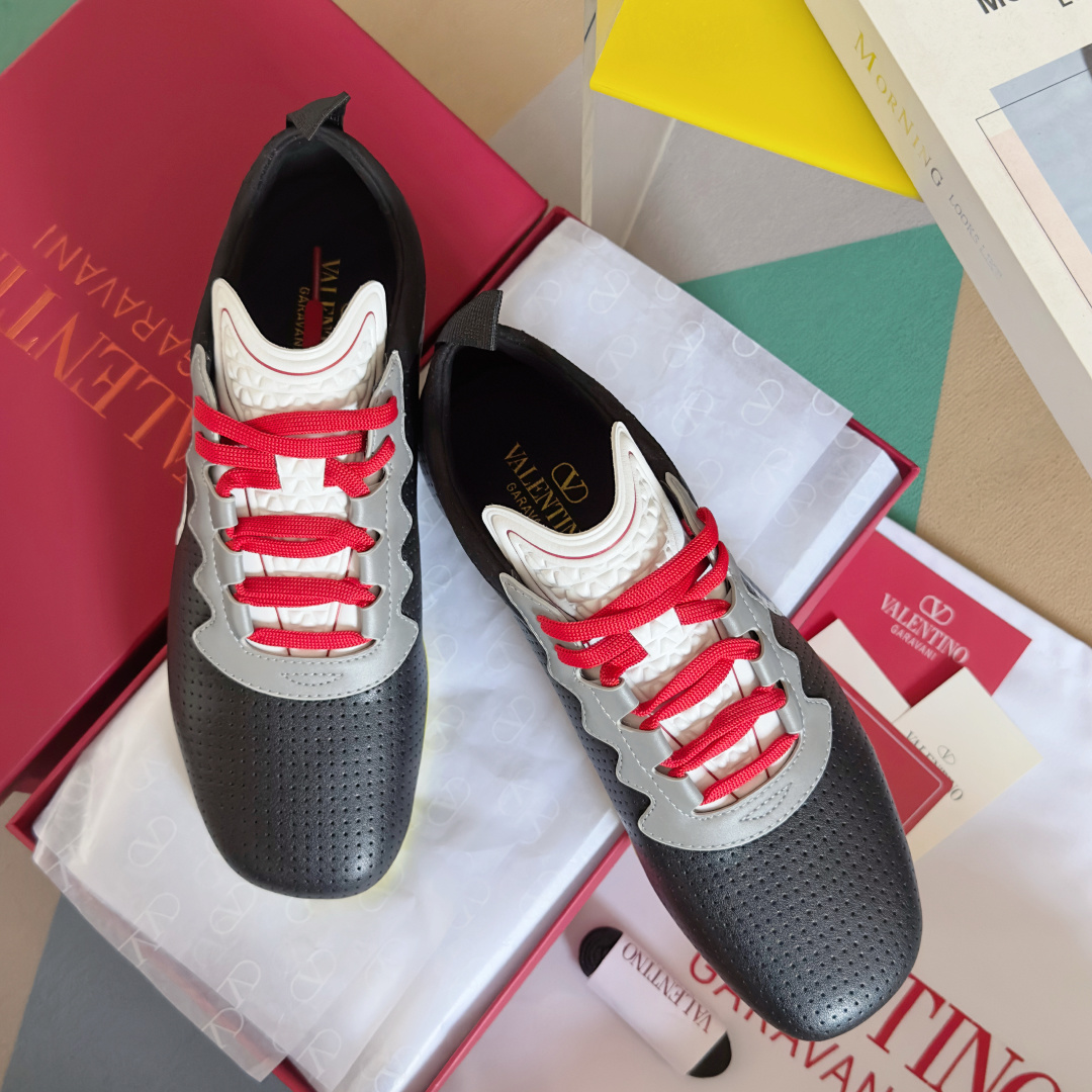 NO:163879,Top version of couples (Guangdong goods Valentino Chromathon series Couple models Eyes Reflective Ballet Casual sports shoes Destorian shoes Original purchase and development Made of goods Valentino Chromathon sports shoes, lambskin eyelet surface breathable and light, matched with contrasting rubber soles, fashionable and lightweight. Men and women are the same style, play with color inspiration, exquisite packaging for delivery counter Fabric: Original custom-made top cowhide Inner: Imported breathable net Sole: Original open mold-proof rubber material Thickness of sole 2CM Size: Women's 36-40 / Men's 39-45, casual shoes/sneakers, valentino, valentino, sneakers, cowhide, sheepskin19860909顶级版本情侣款（莞货 Valentino华伦天奴 Chromathon系列 情侣款 孔眼 反光 芭蕾舞 休闲运动鞋 德训鞋 原版购入开发 做货 华伦天奴 Chromathon运动鞋,小羊皮孔眼表面透气轻盈,搭配撞色橡胶鞋底,时髦轻便.男女同款,玩转色彩灵感 配送专柜精美包装 面料 : 原版定制头层牛皮 内里 : 进口透气网里 鞋底 : 原版开模防滑橡胶材质 底厚 2CM Size : 女款36-40 / 男款39-45,休闲鞋/运动鞋,valentino,valentino,sneakers,cowhide,sheepskin,Women's Shoes