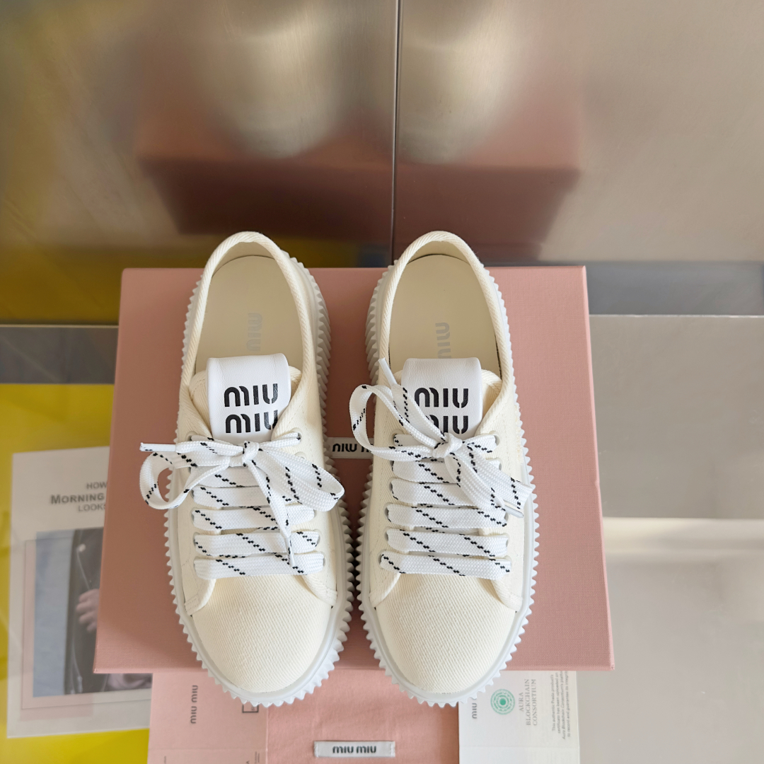 顶级版本：女款
MiuMiu缪缪 最新款 魔术贴 帆布 厚底 饼干鞋 休闲 运动鞋
原版购入开发 做货 