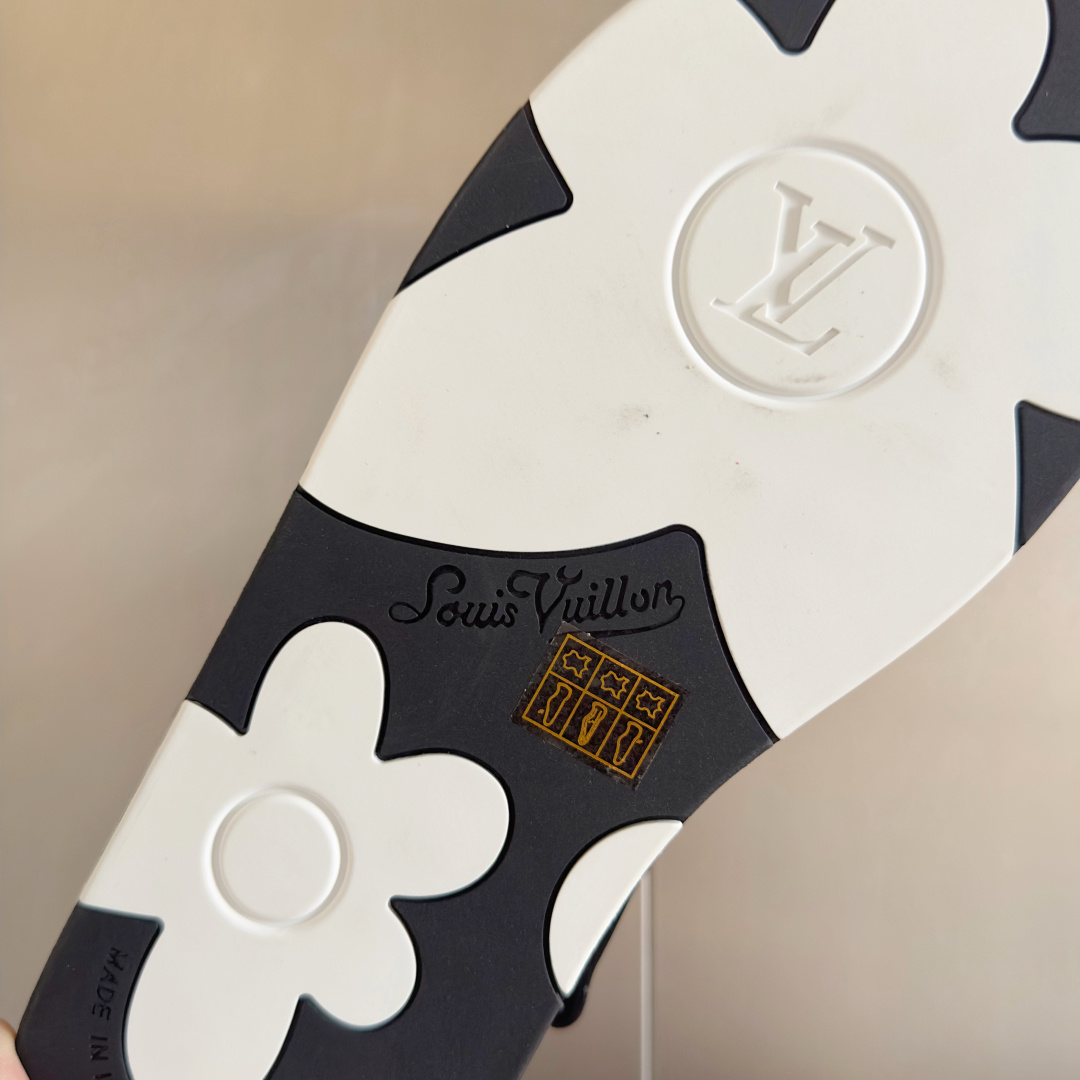 顶级版本:男款
LV 路易威登L家 驴牌 VENICE 系列 棋盘格 魔术贴 交叉 拖鞋 沙滩 凉拖
原