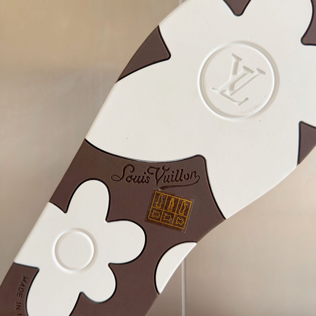 顶级版本:男款
LV 路易威登L家 驴牌 VENICE 系列 棋盘格 魔术贴 交叉 拖鞋 沙滩 凉拖
原