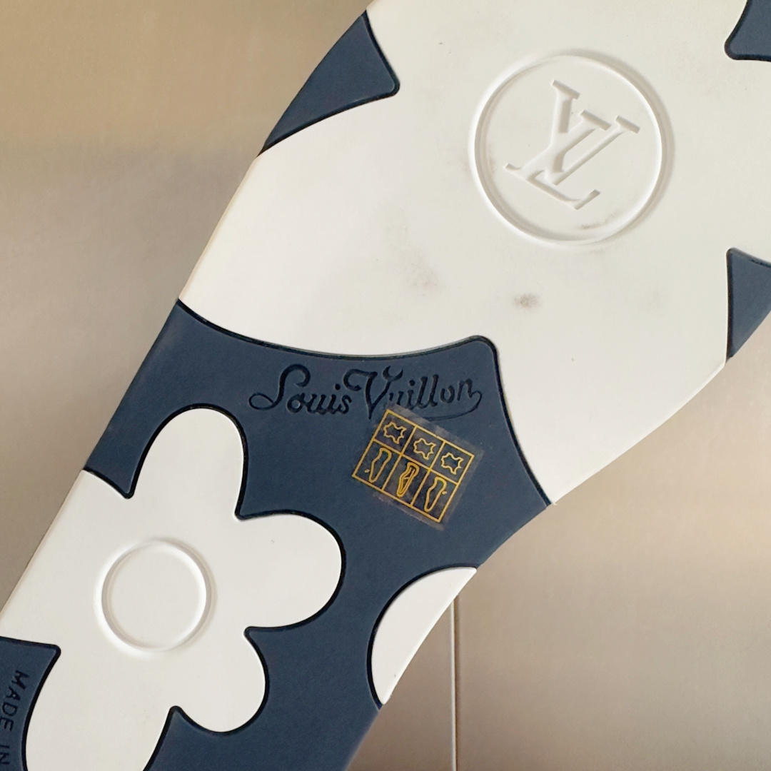 顶级版本:男款
LV 路易威登L家 驴牌 VENICE 系列 棋盘格 魔术贴 交叉 拖鞋 沙滩 凉拖
原