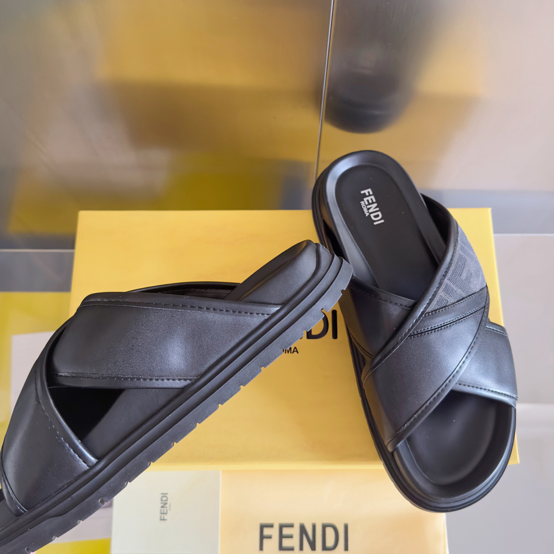 顶级版本：男款
Fendi芬迪 Diagonal系列 FF 老花 一字 交叉 厚底凉鞋 拖鞋
原版购入开