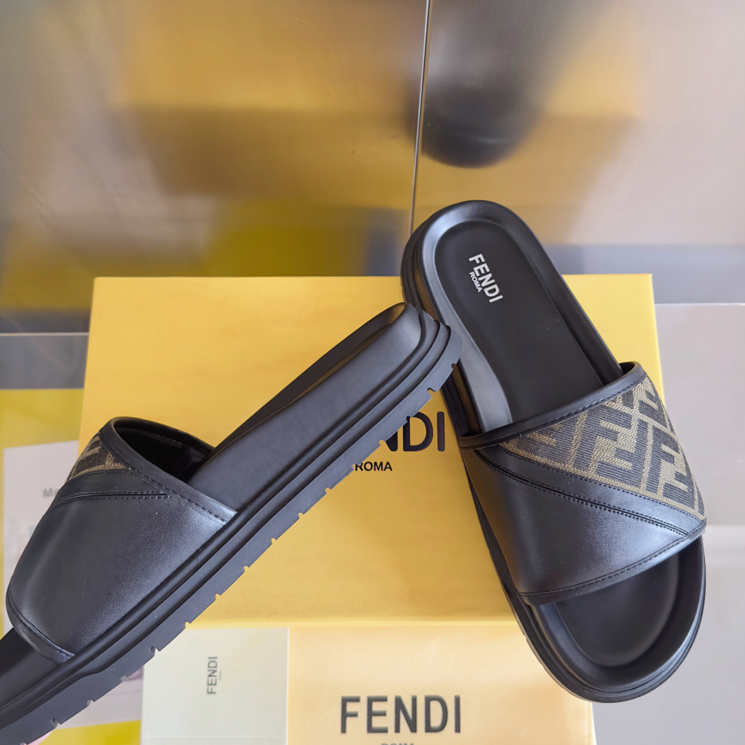 顶级版本：男款
Fendi芬迪 Diagonal系列 FF 老花 一字 交叉 厚底凉鞋 拖鞋
原版购入开