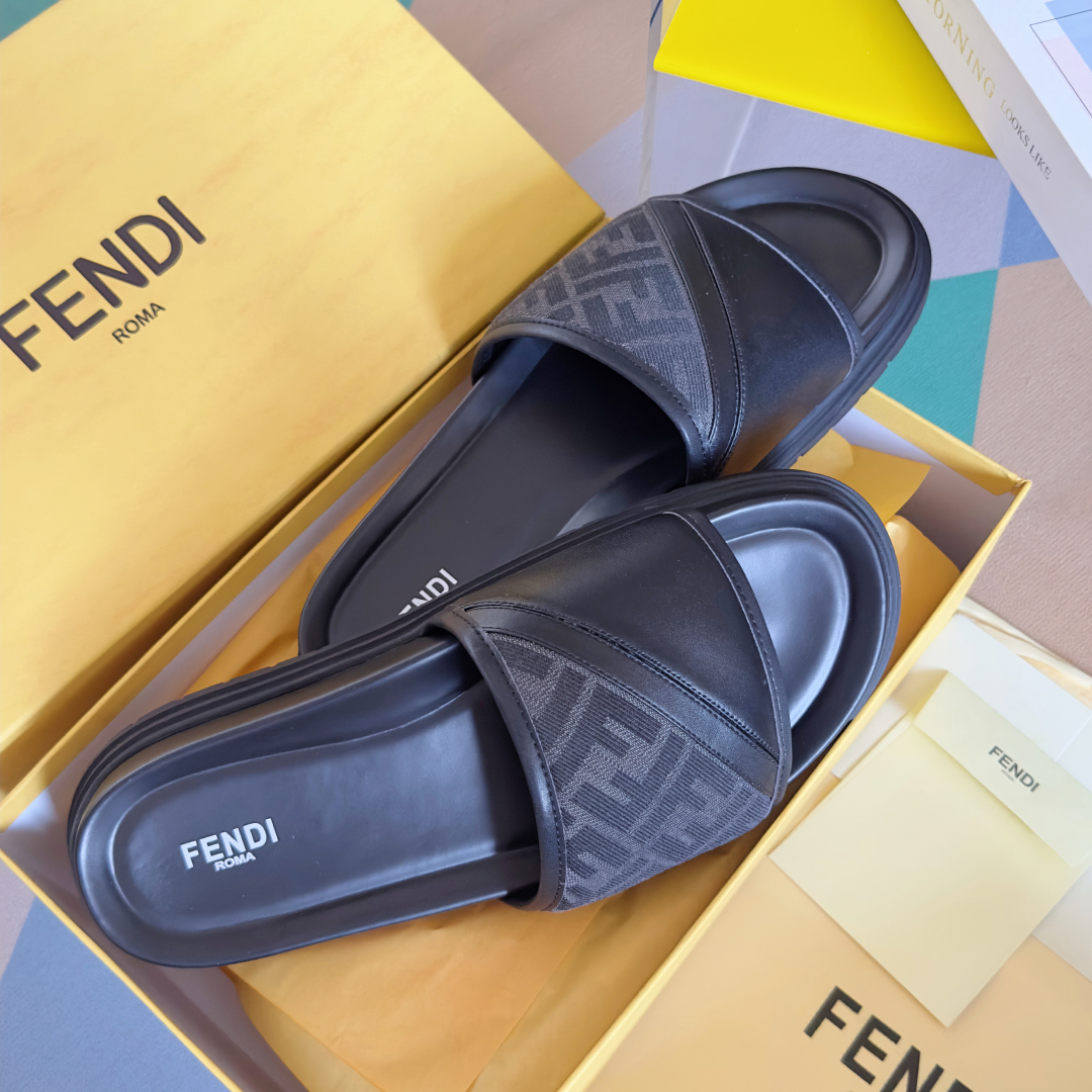 顶级版本：男款
Fendi芬迪 Diagonal系列 FF 老花 一字 交叉 厚底凉鞋 拖鞋
原版购入开