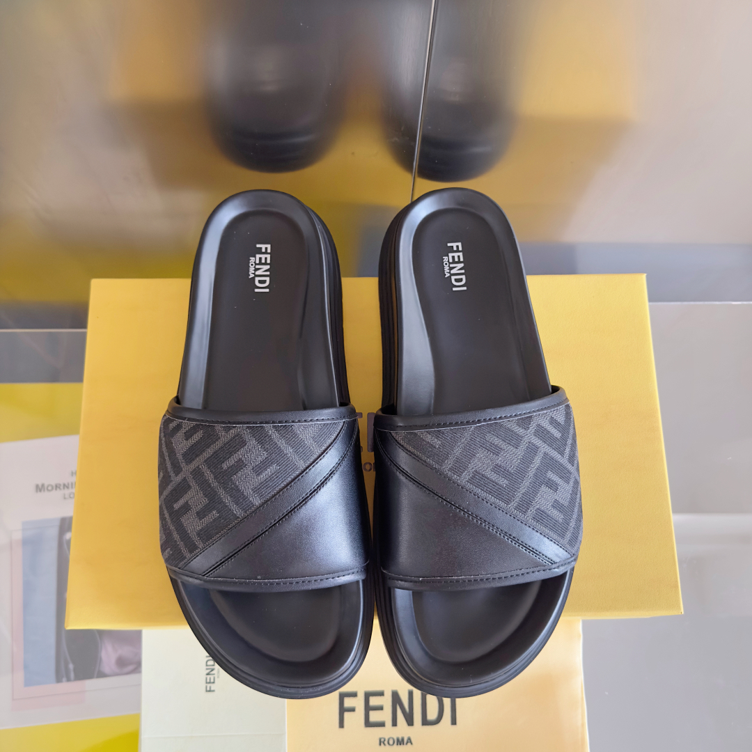 顶级版本：男款
Fendi芬迪 Diagonal系列 FF 老花 一字 交叉 厚底凉鞋 拖鞋
原版购入开