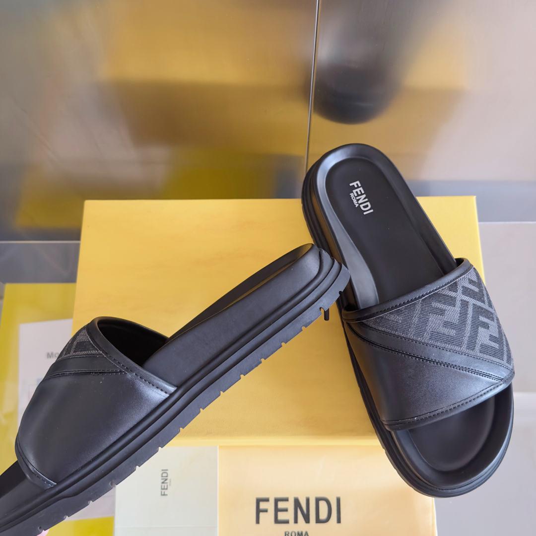 顶级版本：男款
Fendi芬迪 Diagonal系列 FF 老花 一字 交叉 厚底凉鞋 拖鞋
原版购入开