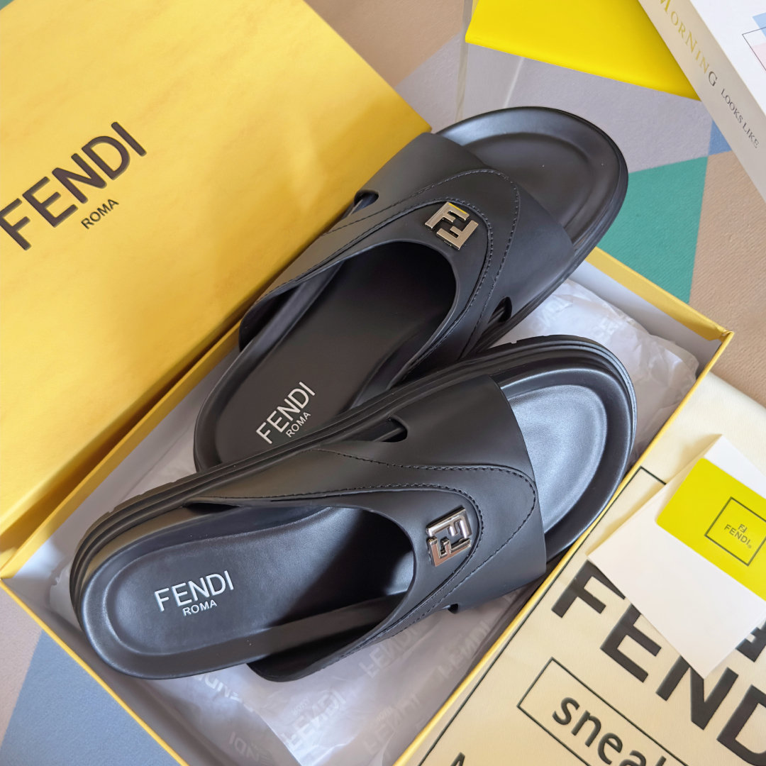 顶级版本：男款
Fendi芬迪 Diagonal系列 FF 老花 一字 交叉 厚底凉鞋 拖鞋
原版购入开