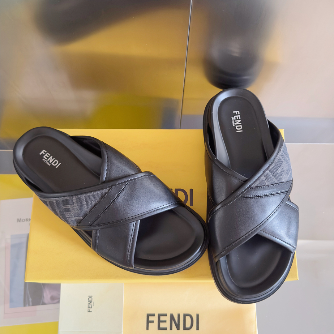 顶级版本：男款
Fendi芬迪 Diagonal系列 FF 老花 一字 交叉 厚底凉鞋 拖鞋
原版购入开