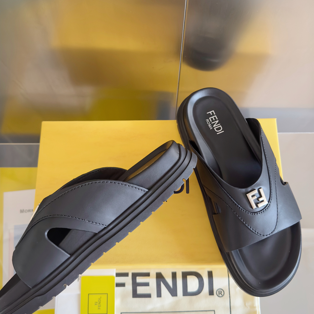 顶级版本：男款
Fendi芬迪 Diagonal系列 FF 老花 一字 交叉 厚底凉鞋 拖鞋
原版购入开