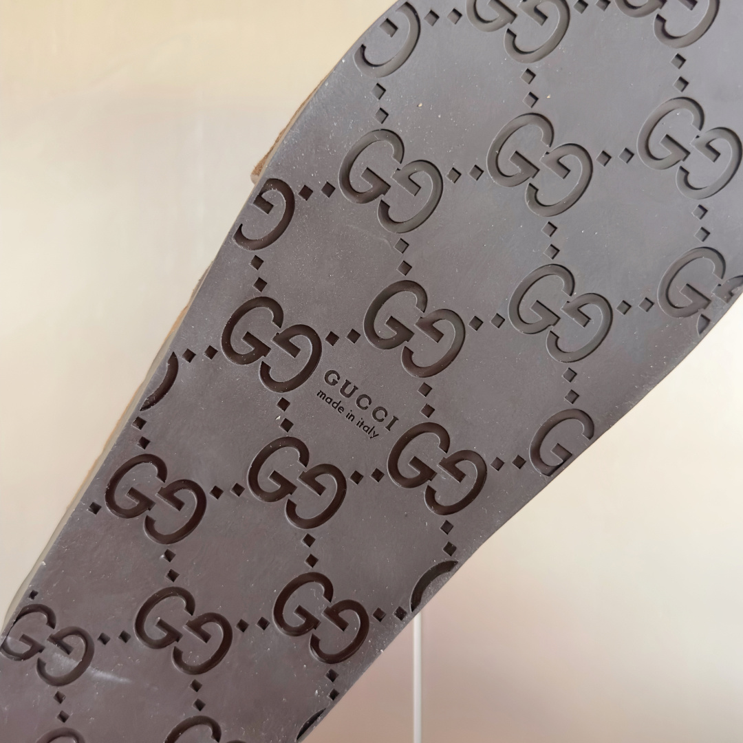 顶级版本:情侣款
Gucci古驰 最新 情侣款 双G 压花 一字 交叉 厚底 凉拖鞋
原版购入开发 做