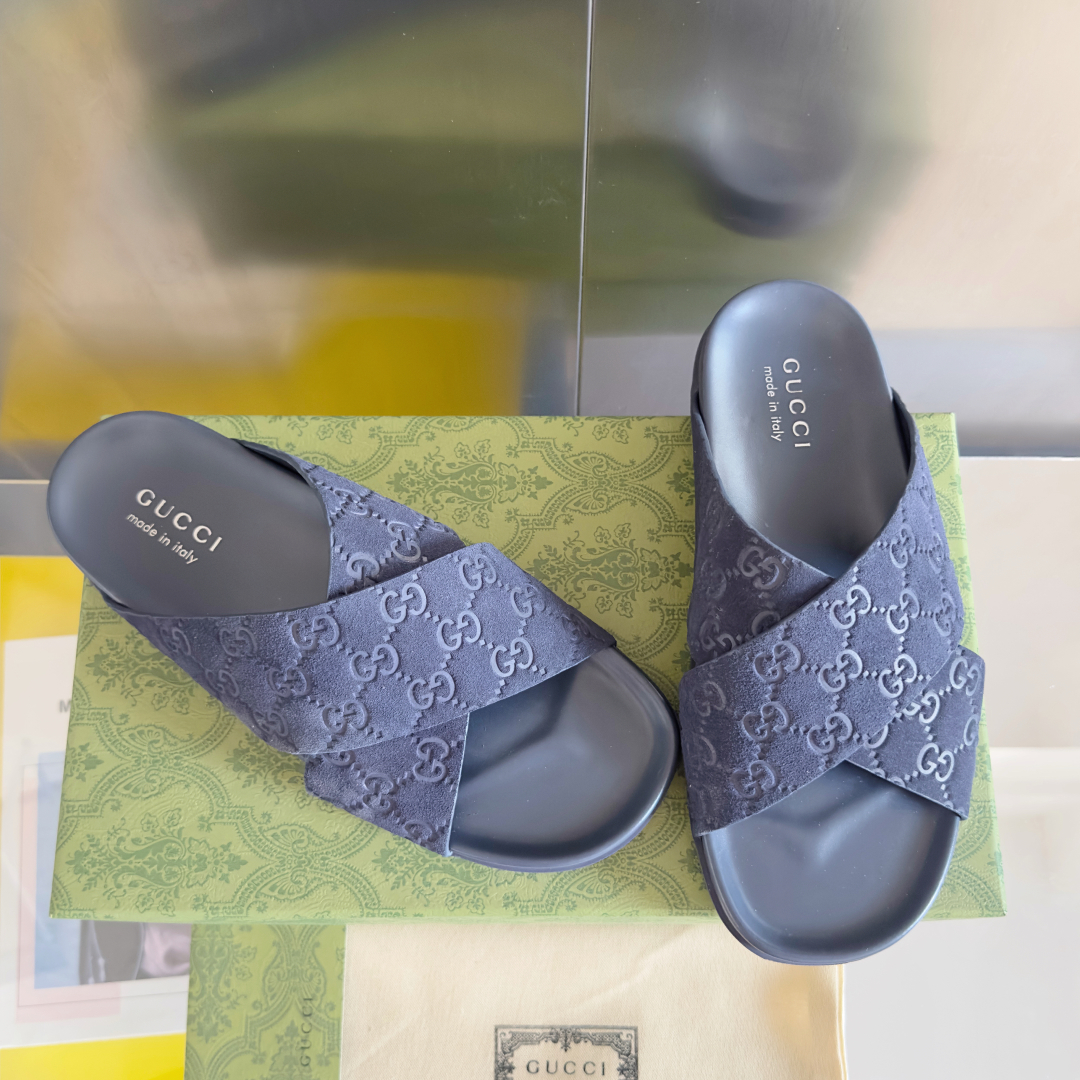 顶级版本：情侣款
Gucci古驰 最新 情侣款 双G 压花 一字 交叉 厚底 凉拖鞋 
原版购入开发 做