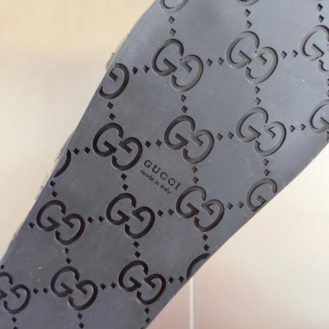 顶级版本:情侣款
Gucci古驰 最新 情侣款 双G 压花 一字 交叉 厚底 凉拖鞋
原版购入开发 做