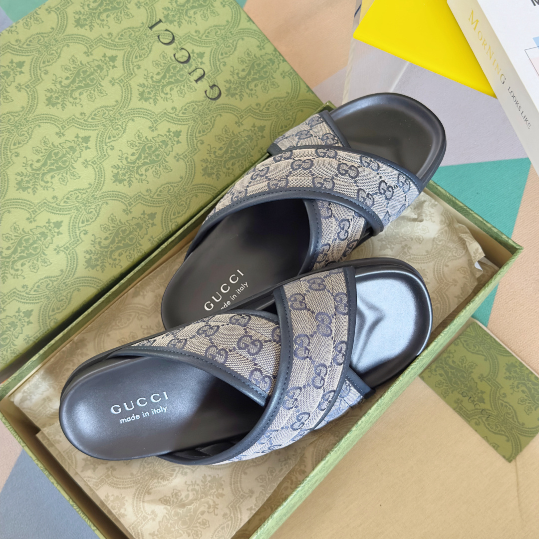 顶级版本:情侣款
Gucci古驰 最新 情侣款 双G 压花 一字 交叉 厚底 凉拖鞋
原版购入开发 做