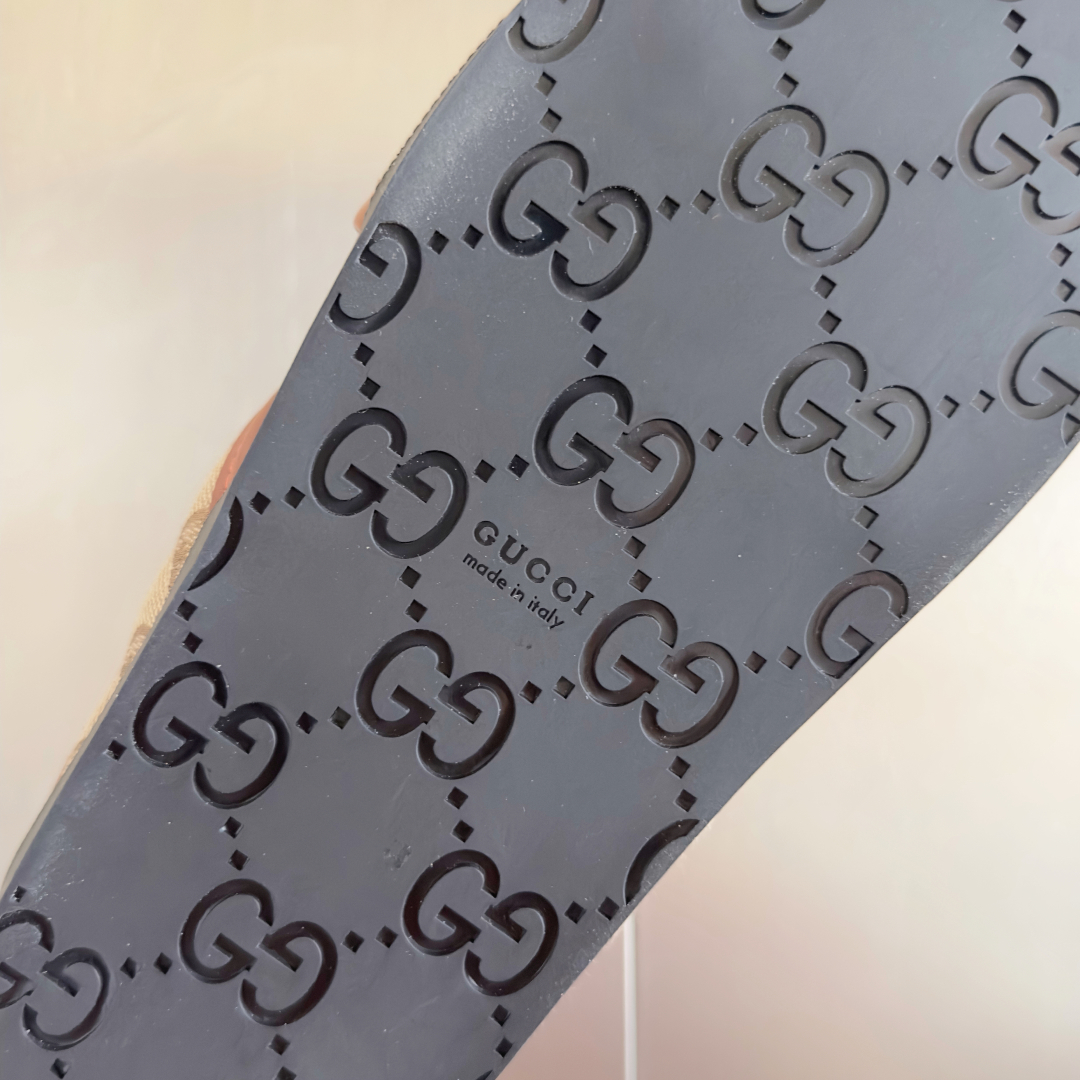 顶级版本：情侣款
Gucci古驰 最新 情侣款 双G 压花 一字 交叉 厚底 凉拖鞋 
原版购入开发 做