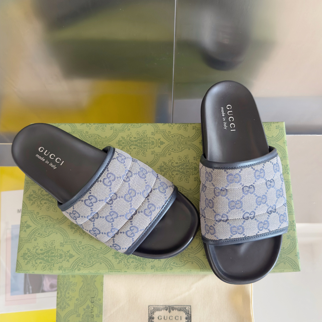 顶级版本:情侣款
Gucci古驰 最新 情侣款 双G 压花 一字 交叉 厚底 凉拖鞋
原版购入开发 做