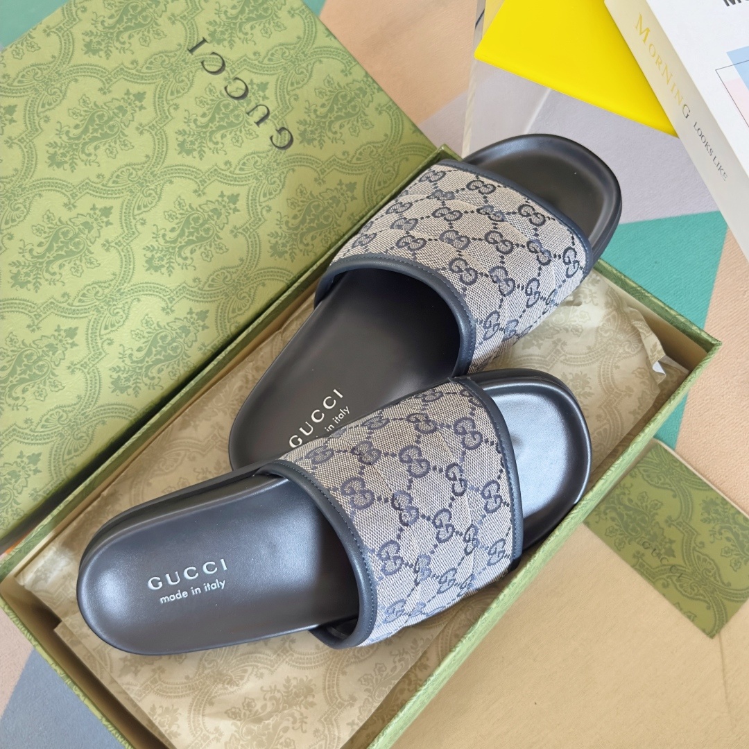 顶级版本:情侣款
Gucci古驰 最新 情侣款 双G 压花 一字 交叉 厚底 凉拖鞋
原版购入开发 做
