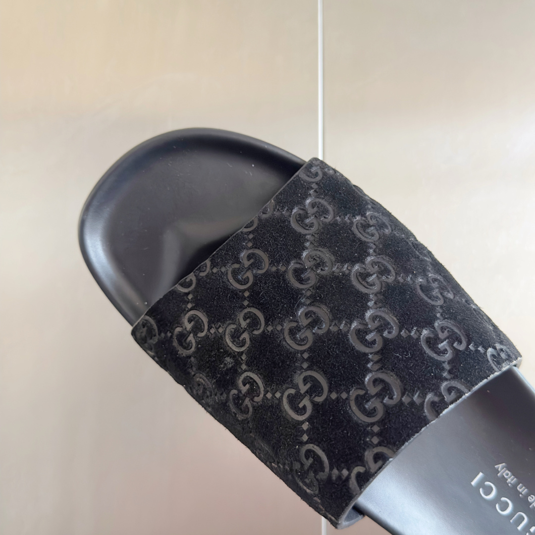 顶级版本:情侣款
Gucci古驰 最新 情侣款 双G 压花 一字 交叉 厚底 凉拖鞋
原版购入开发 做