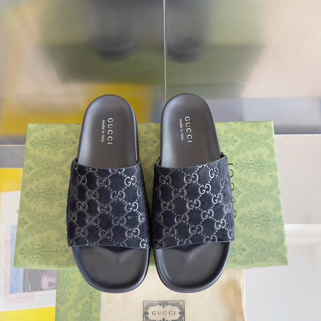 顶级版本:情侣款
Gucci古驰 最新 情侣款 双G 压花 一字 交叉 厚底 凉拖鞋
原版购入开发 做