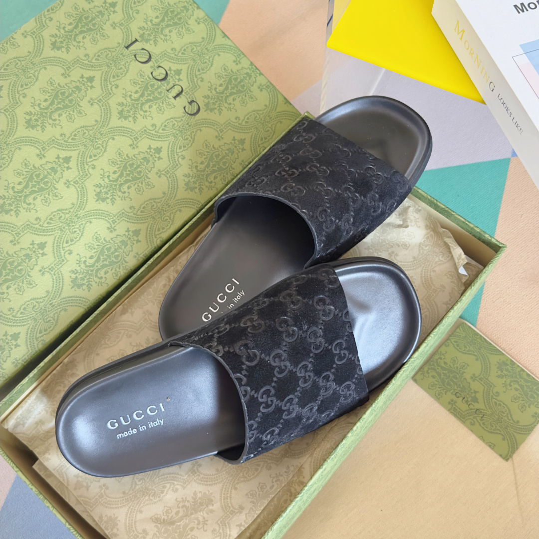 顶级版本:情侣款
Gucci古驰 最新 情侣款 双G 压花 一字 交叉 厚底 凉拖鞋
原版购入开发 做