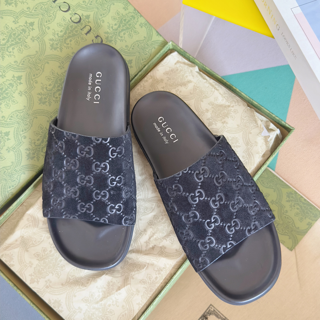 顶级版本:情侣款
Gucci古驰 最新 情侣款 双G 压花 一字 交叉 厚底 凉拖鞋
原版购入开发 做