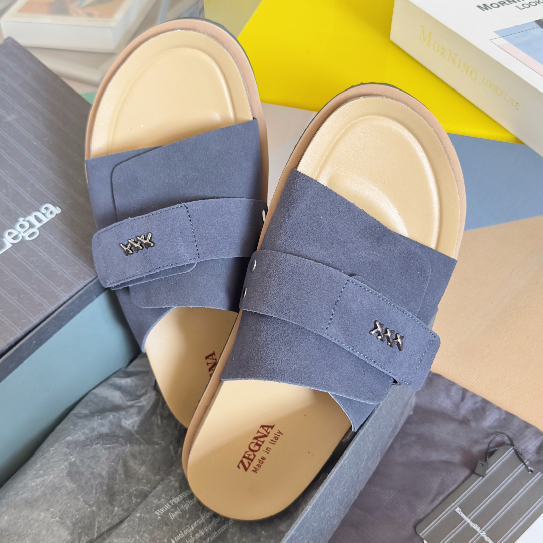 顶级版本：男款
ZEGNA 杰尼亚 xxx系列 一字 厚底 老钱风 凉拖鞋
原版购入开发 做货 这款ze
