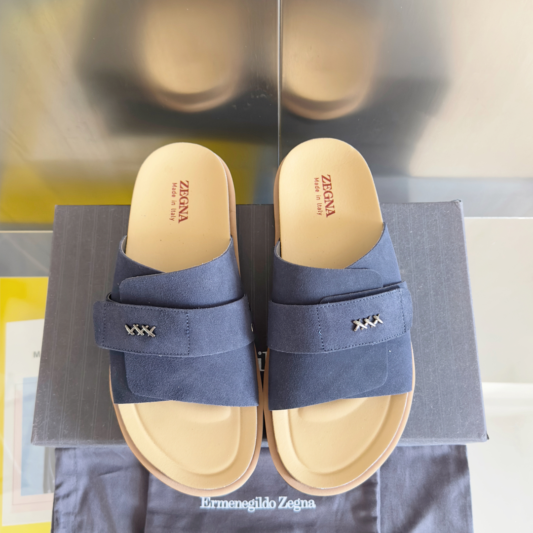 顶级版本：男款
ZEGNA 杰尼亚 xxx系列 一字 厚底 老钱风 凉拖鞋
原版购入开发 做货 这款ze