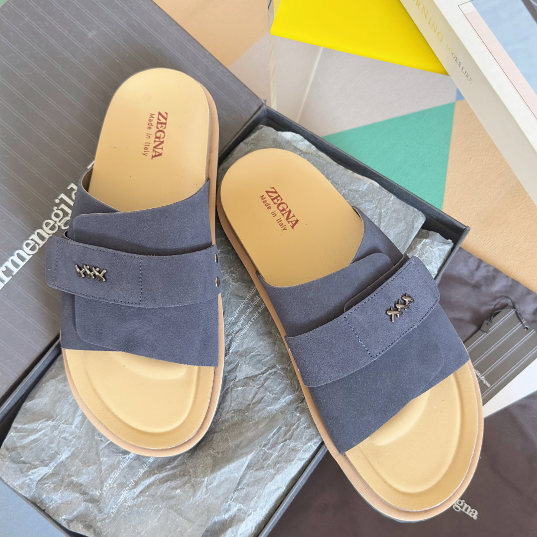 顶级版本：男款
ZEGNA 杰尼亚 xxx系列 一字 厚底 老钱风 凉拖鞋
原版购入开发 做货 这款ze