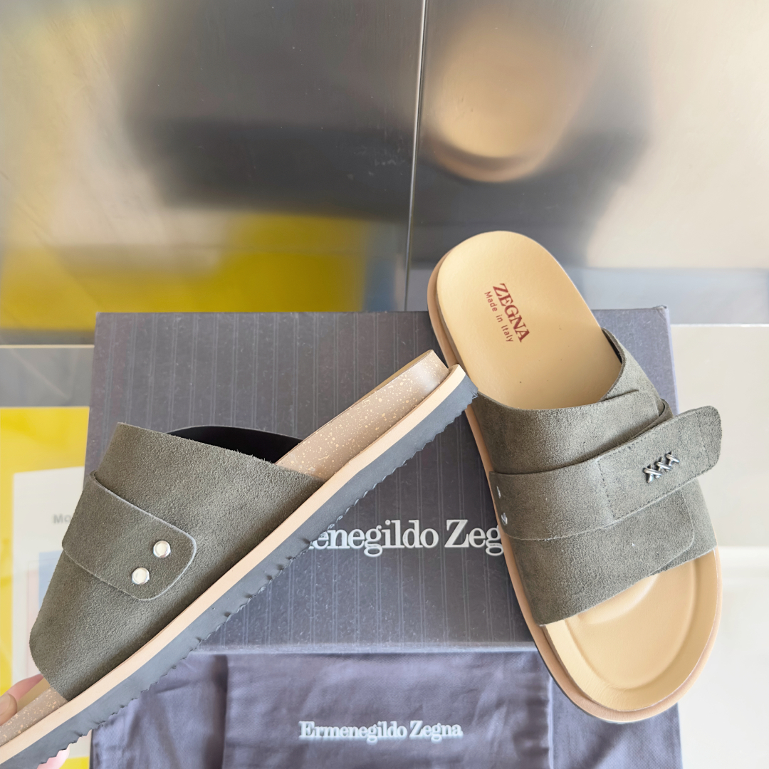 顶级版本：男款
ZEGNA 杰尼亚 xxx系列 一字 厚底 老钱风 凉拖鞋
原版购入开发 做货 这款ze