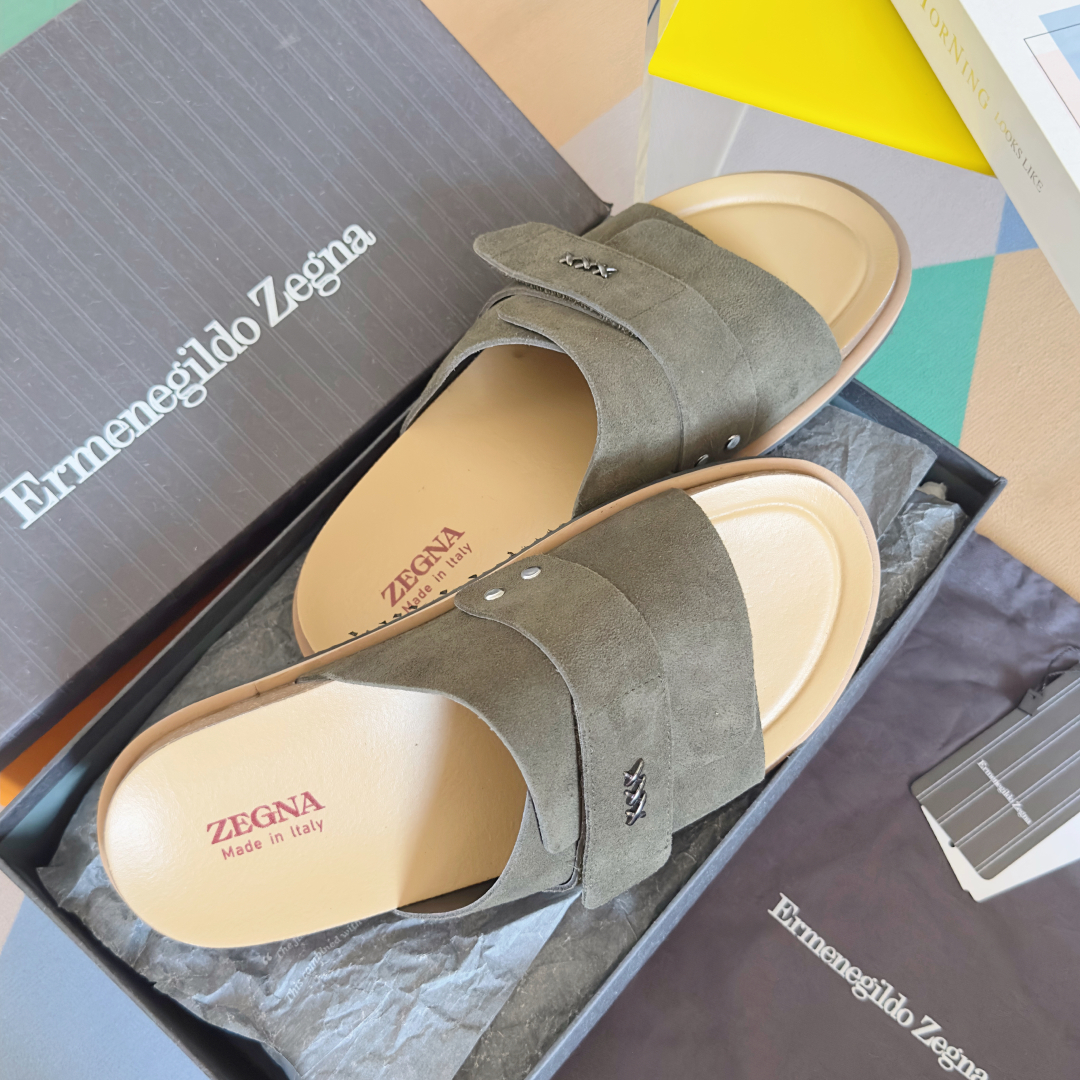 顶级版本：男款
ZEGNA 杰尼亚 xxx系列 一字 厚底 老钱风 凉拖鞋
原版购入开发 做货 这款ze
