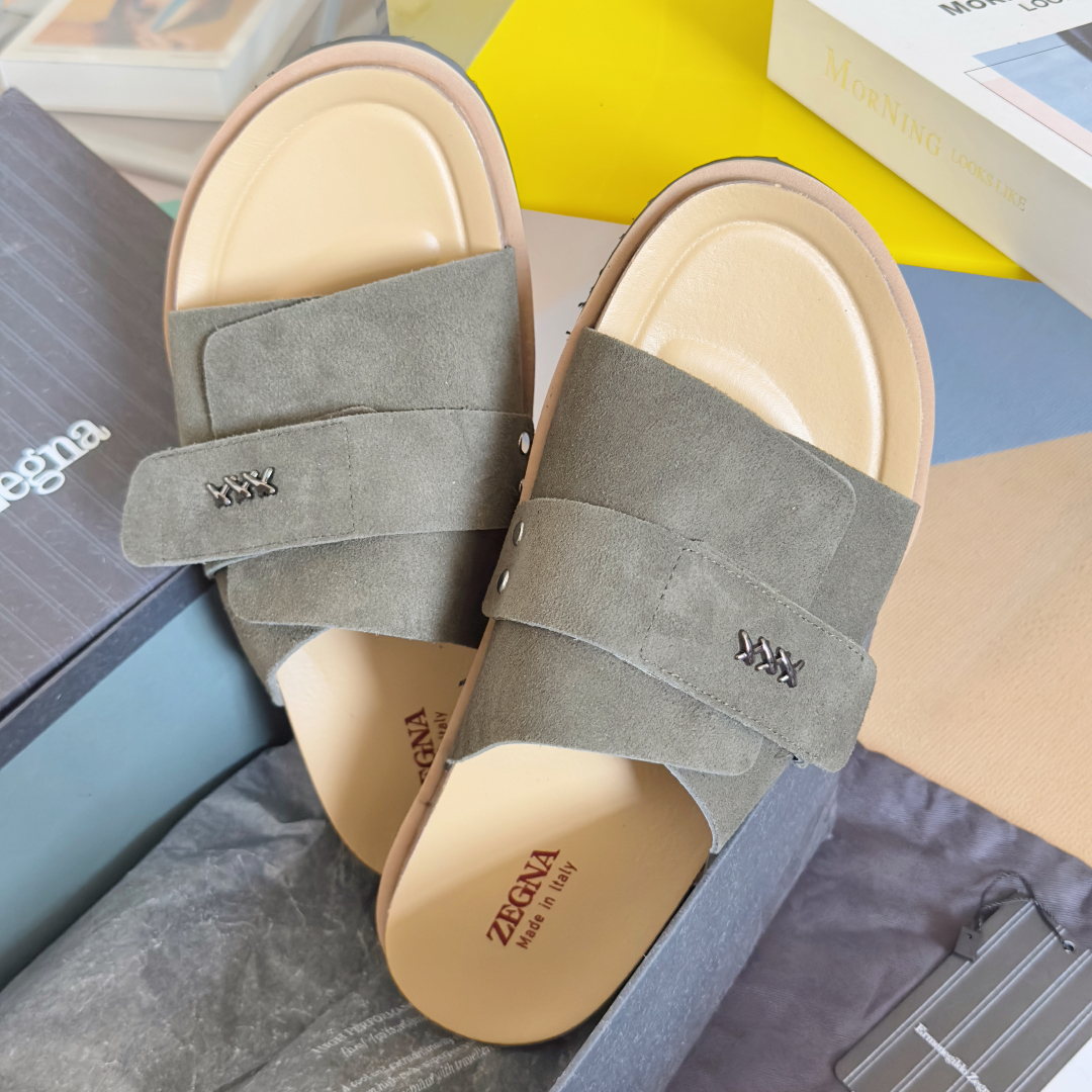 顶级版本：男款
ZEGNA 杰尼亚 xxx系列 一字 厚底 老钱风 凉拖鞋
原版购入开发 做货 这款ze