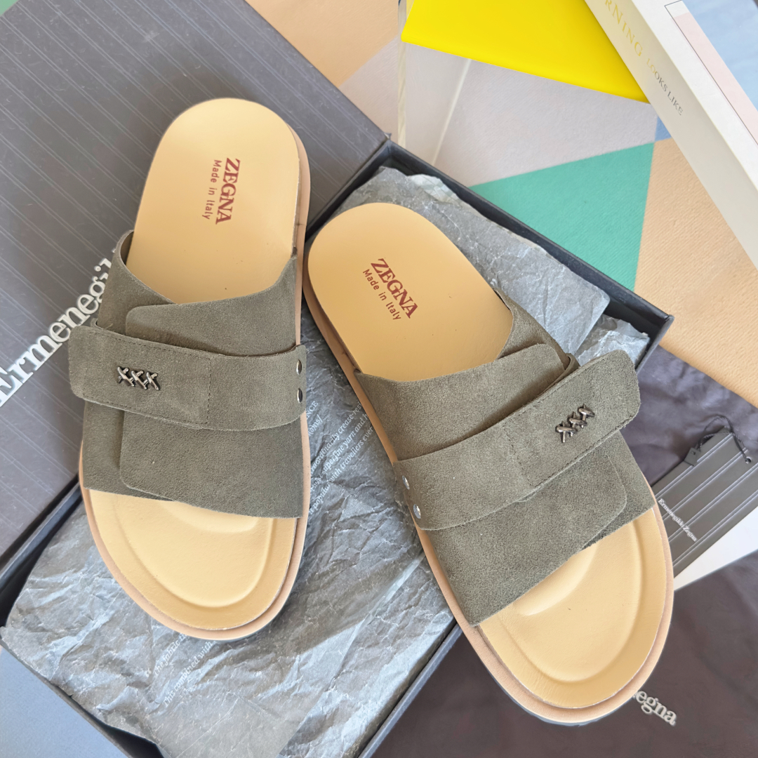 顶级版本：男款
ZEGNA 杰尼亚 xxx系列 一字 厚底 老钱风 凉拖鞋
原版购入开发 做货 这款ze
