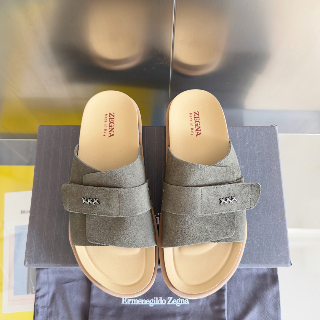 顶级版本：男款
ZEGNA 杰尼亚 xxx系列 一字 厚底 老钱风 凉拖鞋
原版购入开发 做货 这款ze