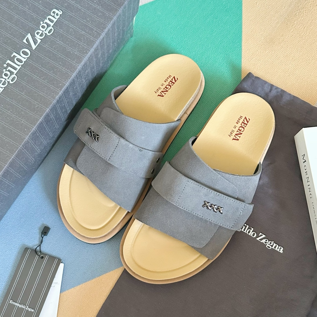 顶级版本：男款
ZEGNA 杰尼亚 xxx系列 一字 厚底 老钱风 凉拖鞋
原版购入开发 做货 这款ze