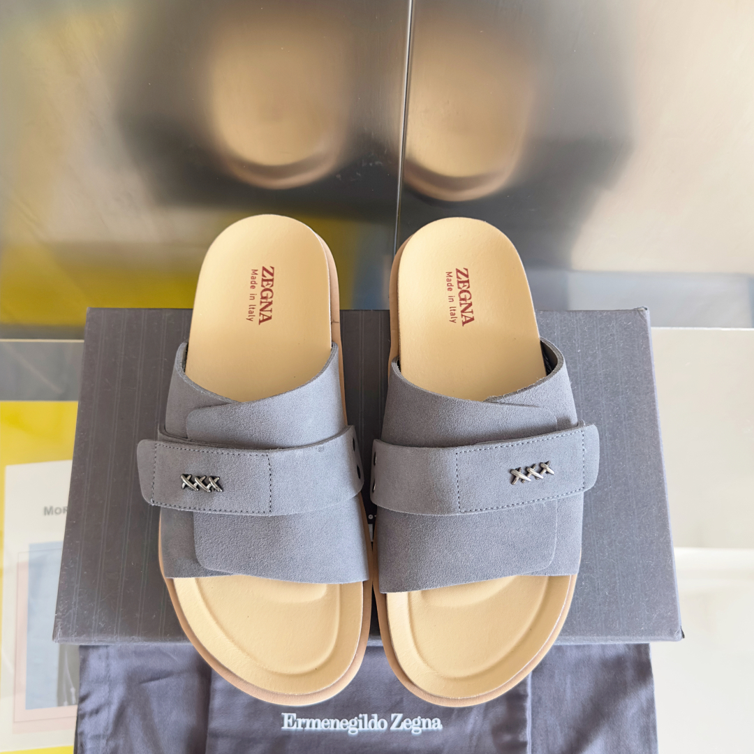 顶级版本：男款
ZEGNA 杰尼亚 xxx系列 一字 厚底 老钱风 凉拖鞋
原版购入开发 做货 这款ze