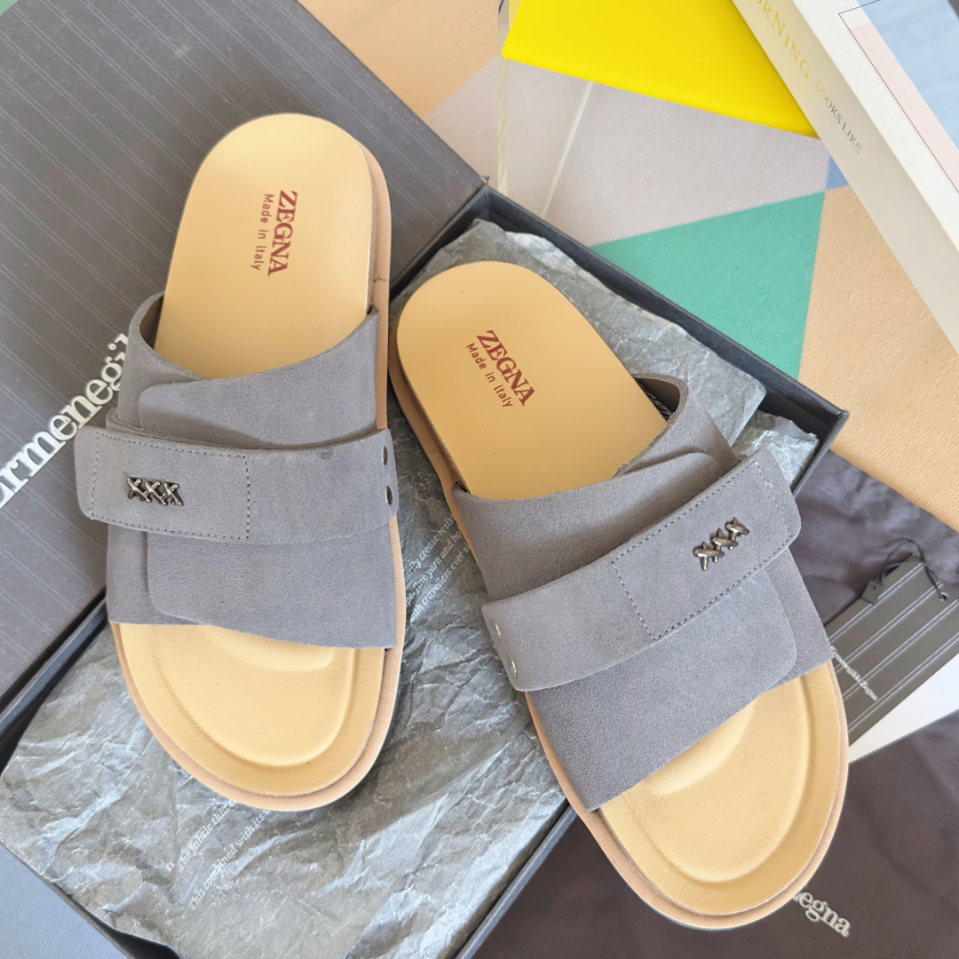 顶级版本：男款
ZEGNA 杰尼亚 xxx系列 一字 厚底 老钱风 凉拖鞋
原版购入开发 做货 这款ze