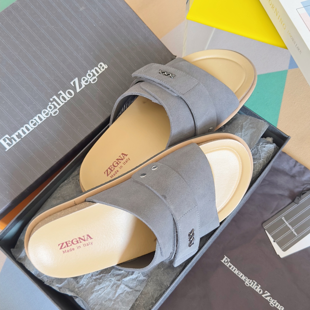 顶级版本：男款
ZEGNA 杰尼亚 xxx系列 一字 厚底 老钱风 凉拖鞋
原版购入开发 做货 这款ze