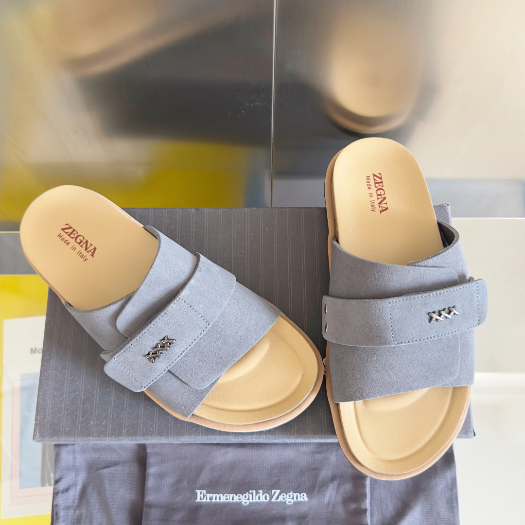 顶级版本：男款
ZEGNA 杰尼亚 xxx系列 一字 厚底 老钱风 凉拖鞋
原版购入开发 做货 这款ze