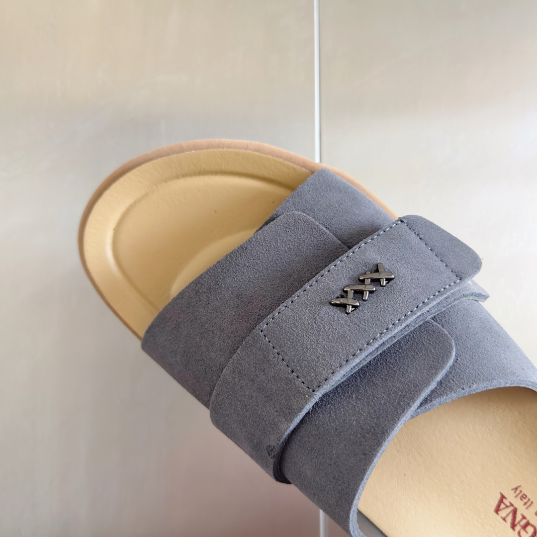 顶级版本：男款
ZEGNA 杰尼亚 xxx系列 一字 厚底 老钱风 凉拖鞋
原版购入开发 做货 这款ze