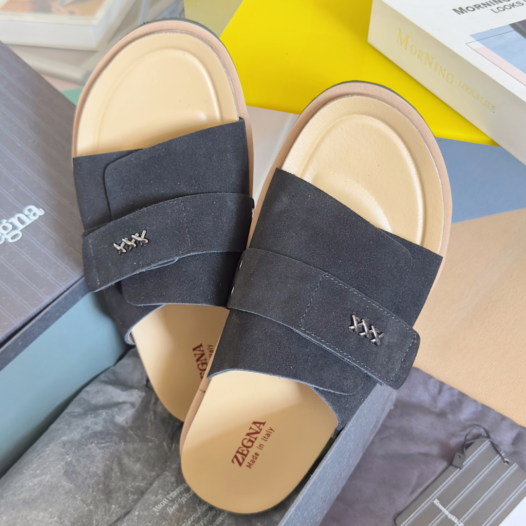 顶级版本：男款
ZEGNA 杰尼亚 xxx系列 一字 厚底 老钱风 凉拖鞋
原版购入开发 做货 这款ze