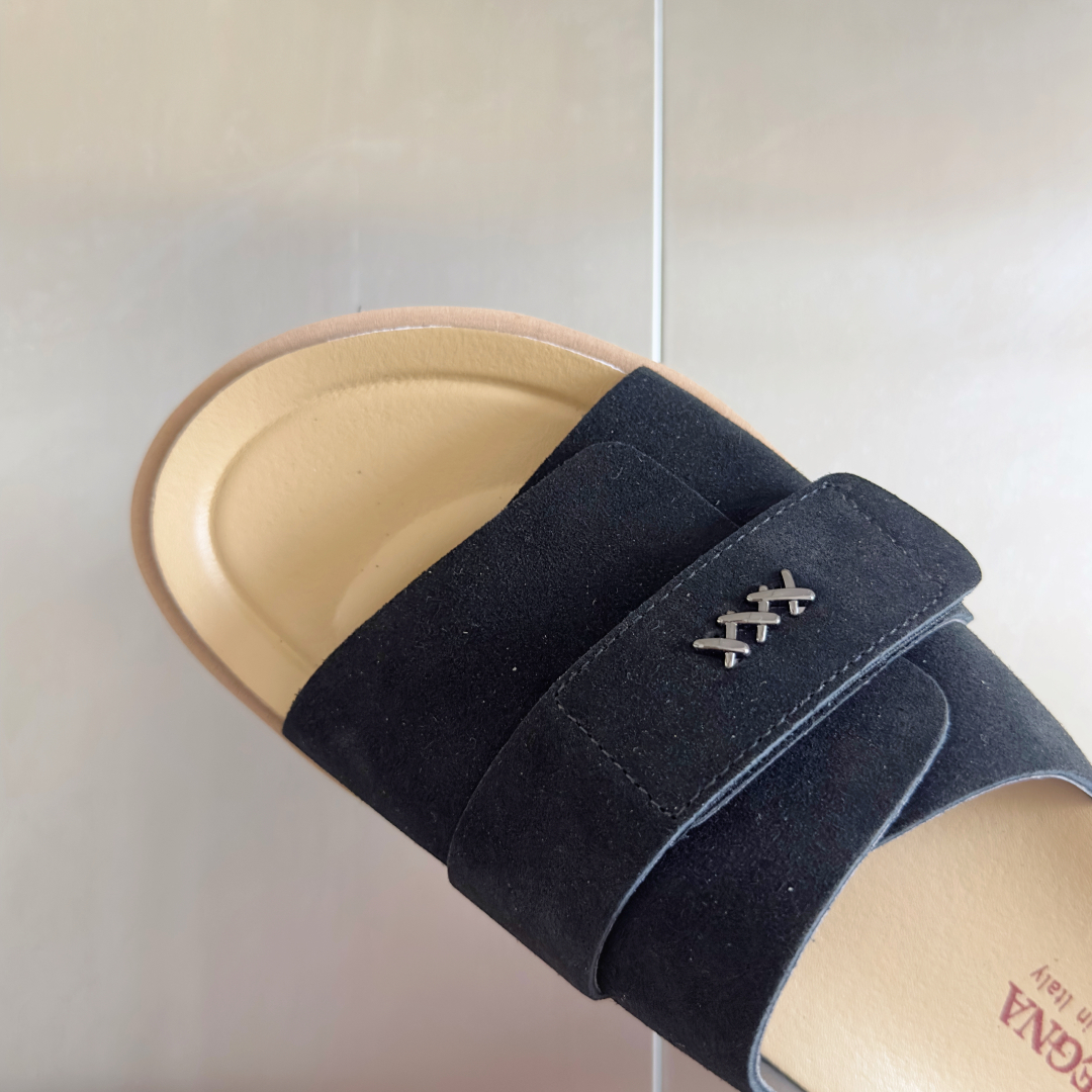 顶级版本：男款
ZEGNA 杰尼亚 xxx系列 一字 厚底 老钱风 凉拖鞋
原版购入开发 做货 这款ze
