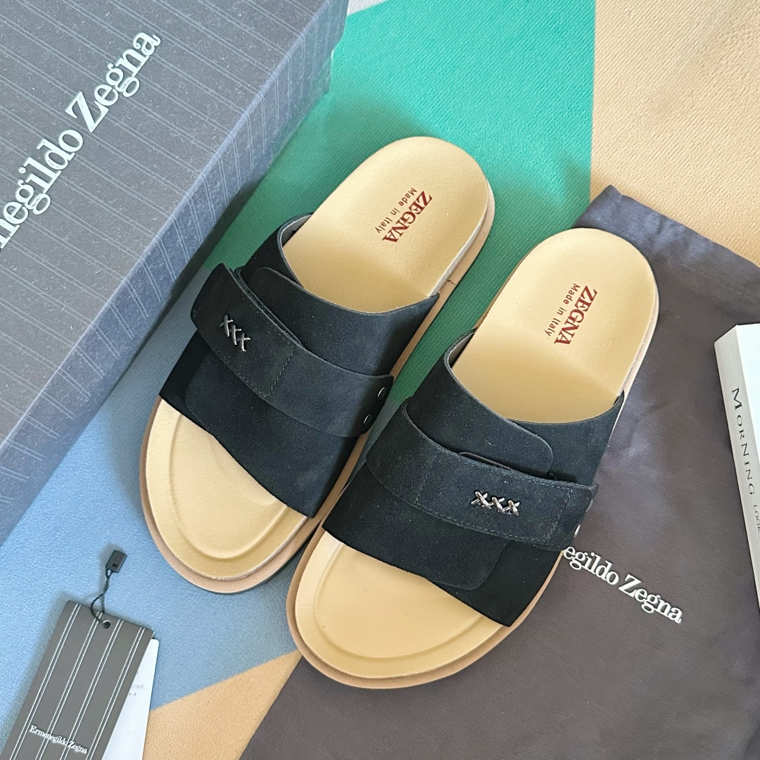 顶级版本：男款
ZEGNA 杰尼亚 xxx系列 一字 厚底 老钱风 凉拖鞋
原版购入开发 做货 这款ze