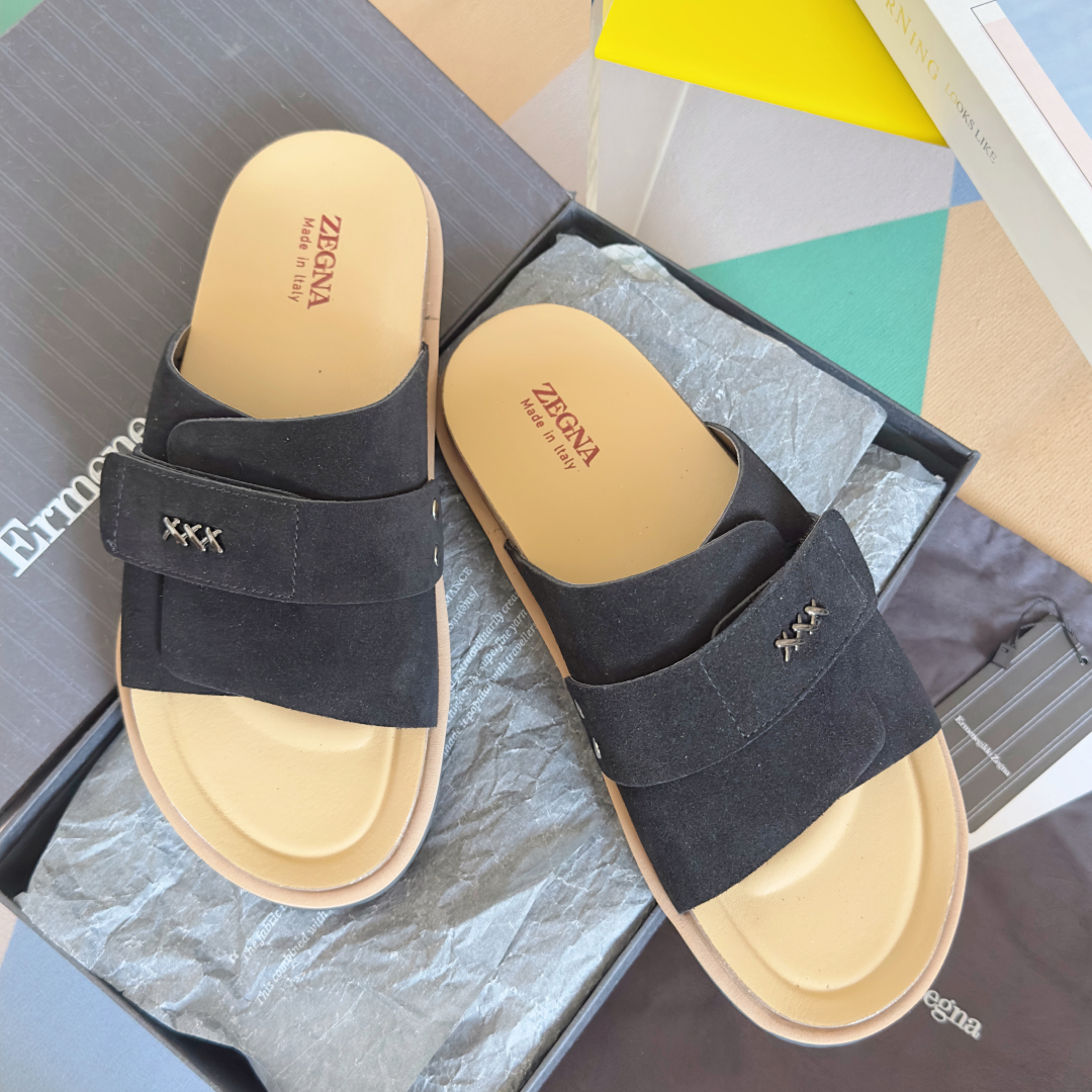 顶级版本：男款
ZEGNA 杰尼亚 xxx系列 一字 厚底 老钱风 凉拖鞋
原版购入开发 做货 这款ze
