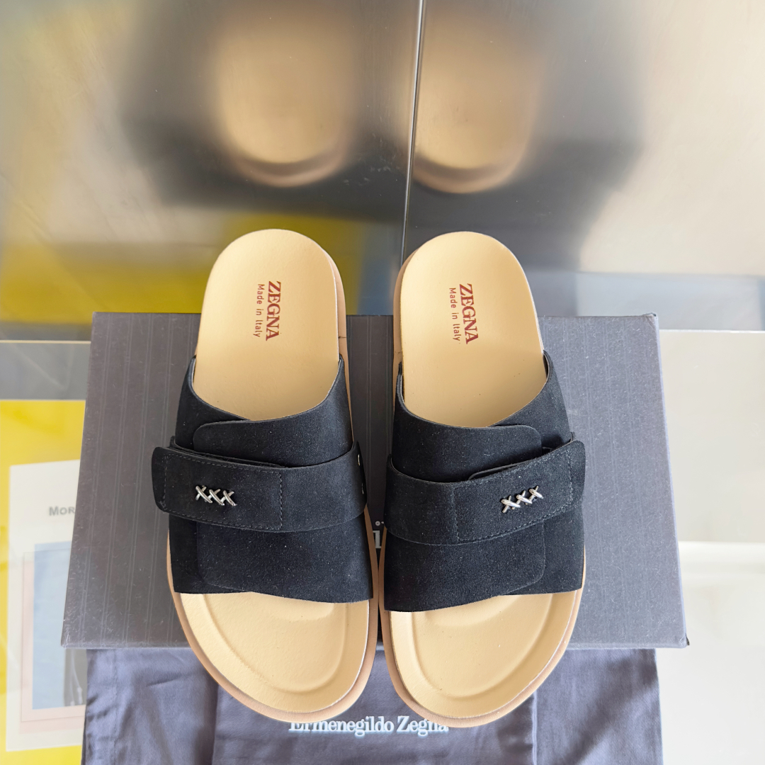顶级版本：男款
ZEGNA 杰尼亚 xxx系列 一字 厚底 老钱风 凉拖鞋
原版购入开发 做货 这款ze